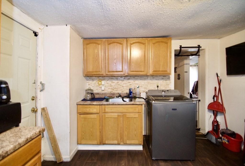 290 Quincy St Property Photo 6