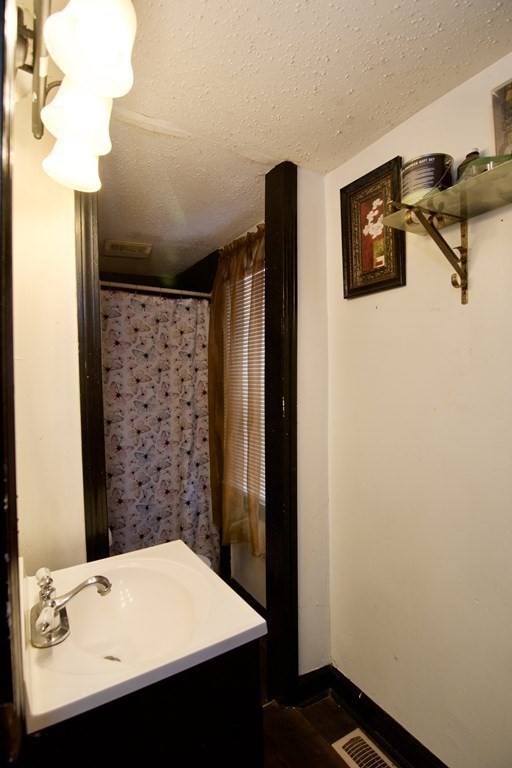290 Quincy St Property Photo 10