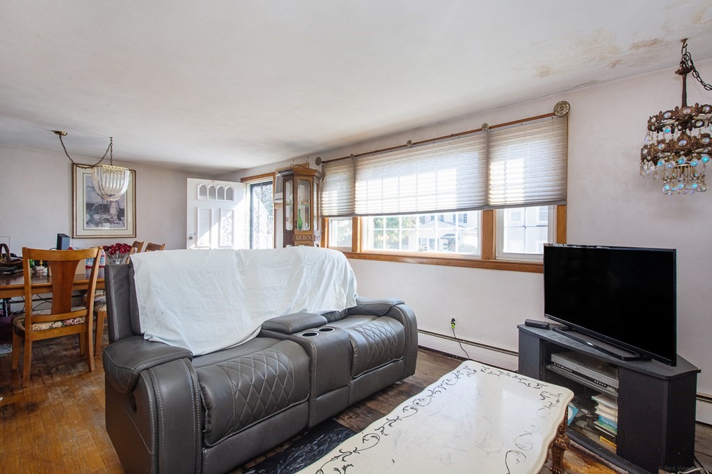 34 Jarvis St Property Photo 8