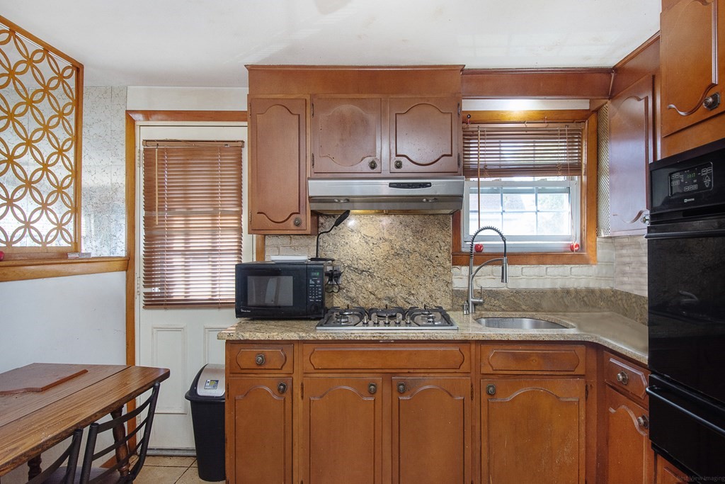34 Jarvis St Property Photo 12