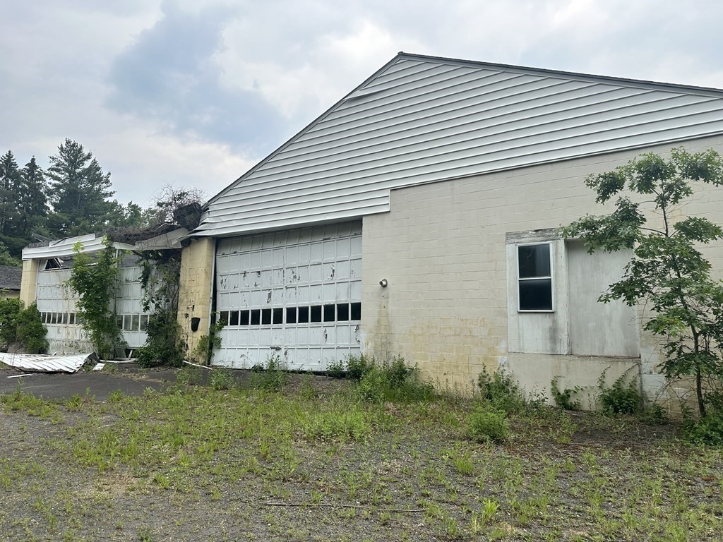 214 Feeding Hills Rd Property Photo 12