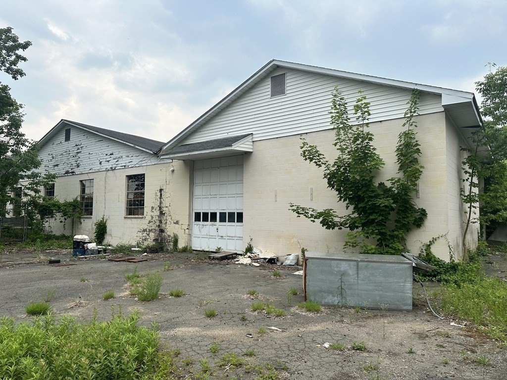 214 Feeding Hills Rd Property Photo 14