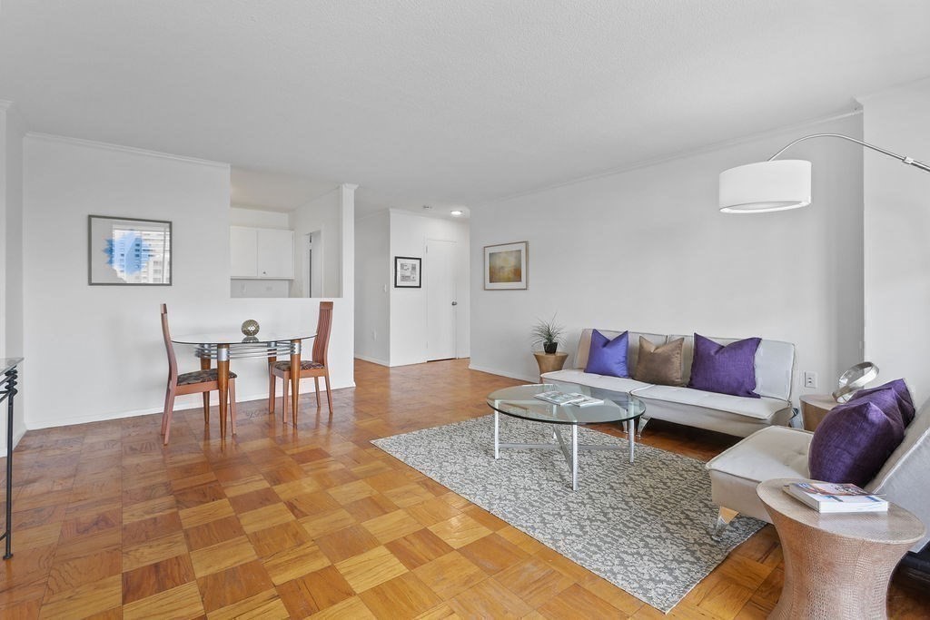 9 Hawthorne Pl # 7o Property Photo 2