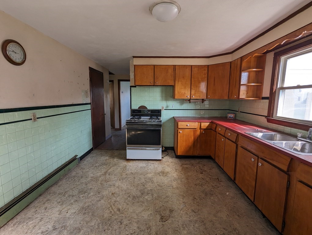 24 Elm St Property Photo 8