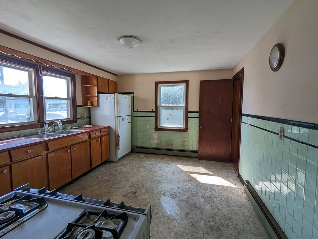 24 Elm St Property Photo 9
