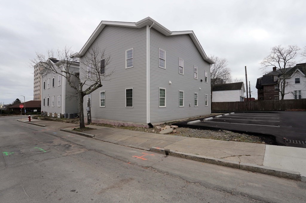 899 Pleasant St Property Photo 4