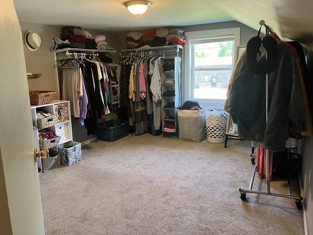 524 Walker St Property Photo 8