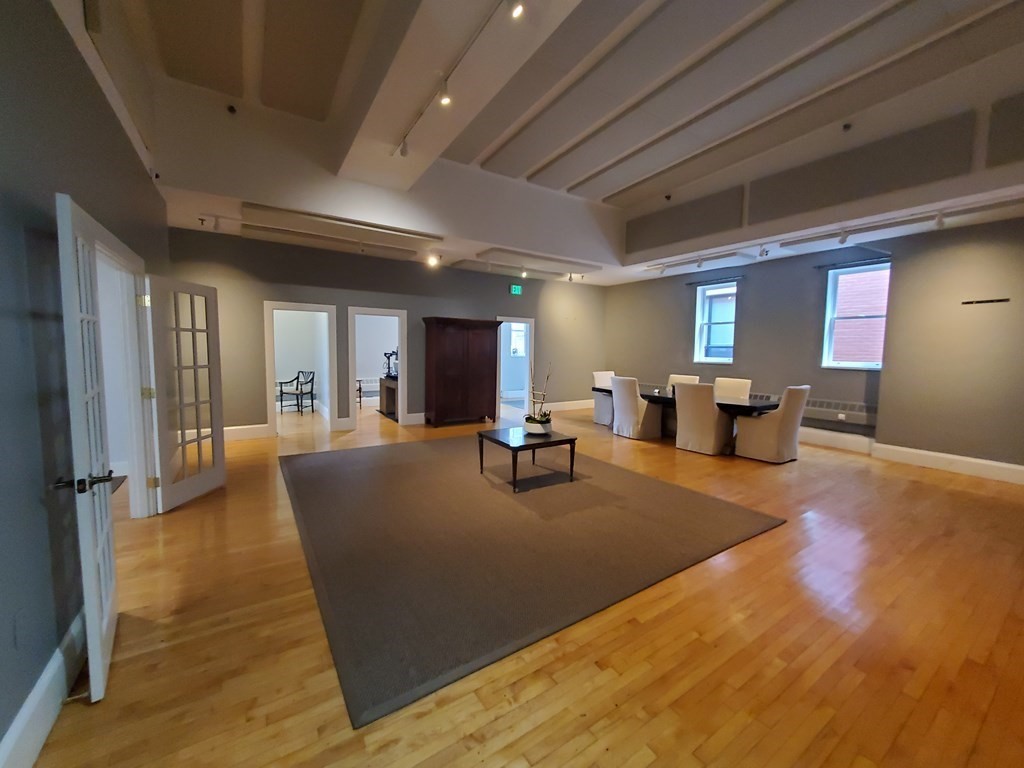 323 Newbury Street Property Photo 4