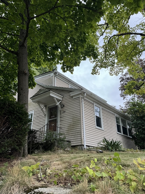 209 Waterman Ave Property Photo
