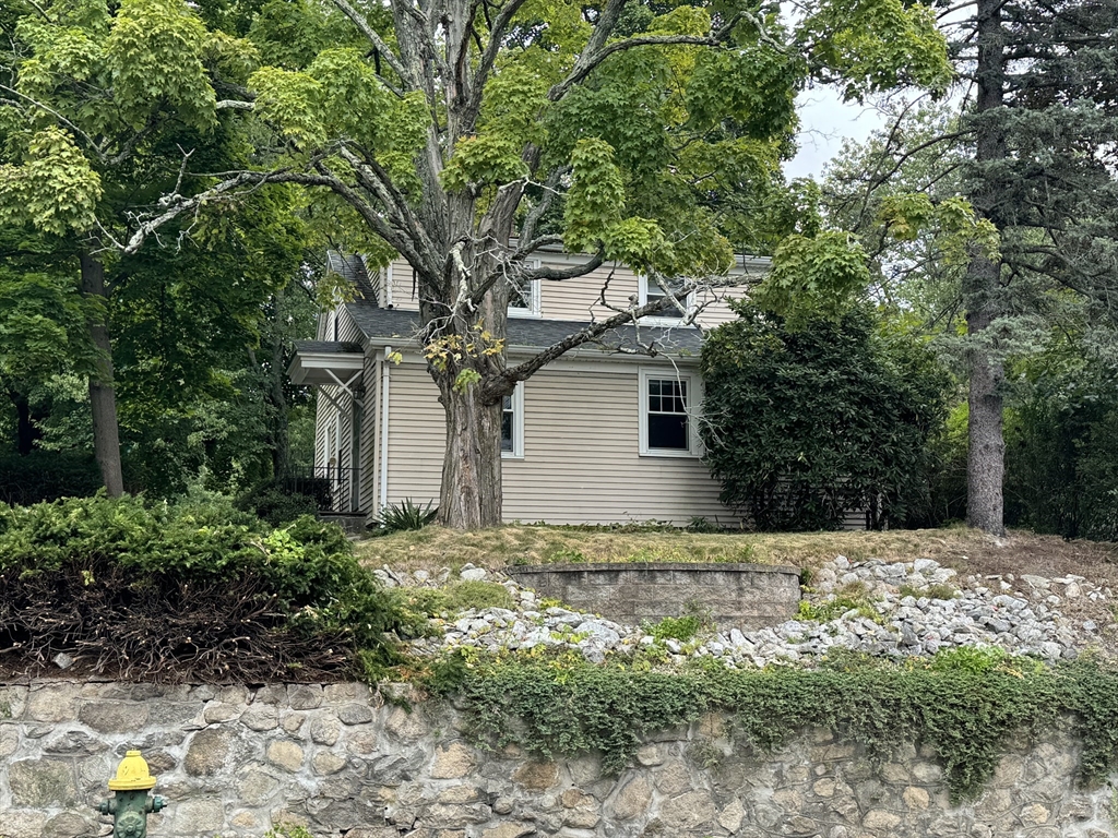 209 Waterman Ave Property Photo 2