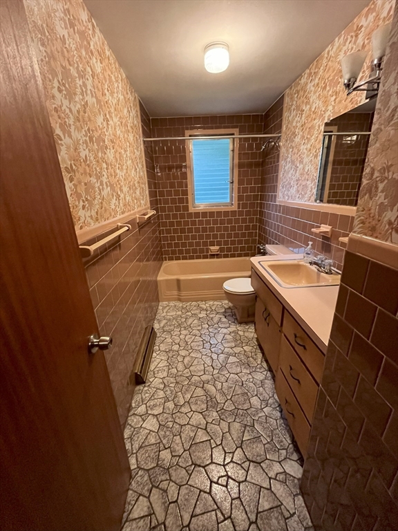 61 Hovey St Property Photo 8