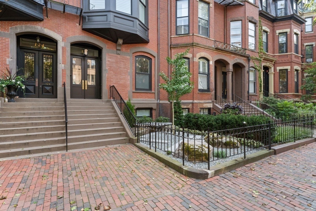 126 Marlborough St Property Photo 3