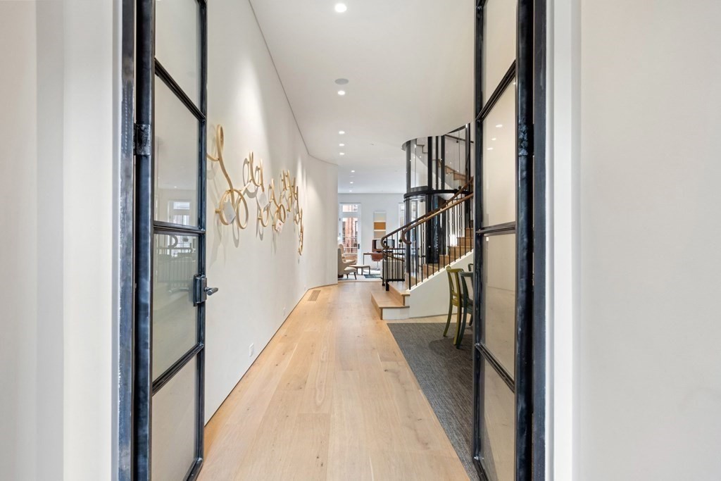 126 Marlborough St Property Photo 4