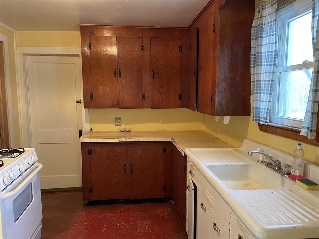 90 Marsh Rd Property Photo 8