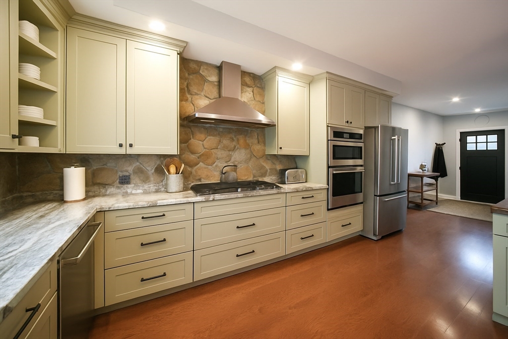 114 Country Club Way Property Photo 3