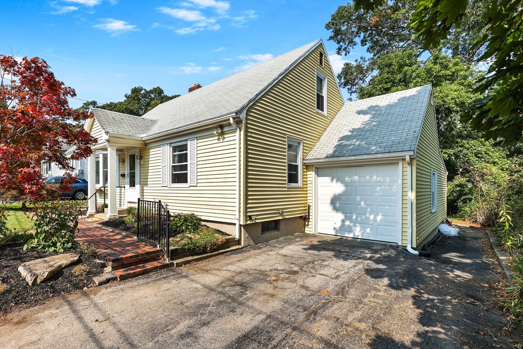 15 Oakwood Ave Property Photo 2