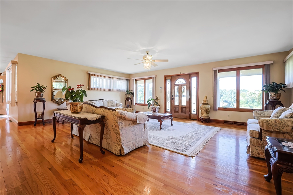 240 Smith St Property Photo 3