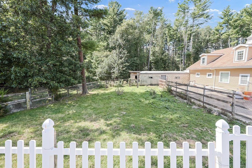 240 Smith St Property Photo 34