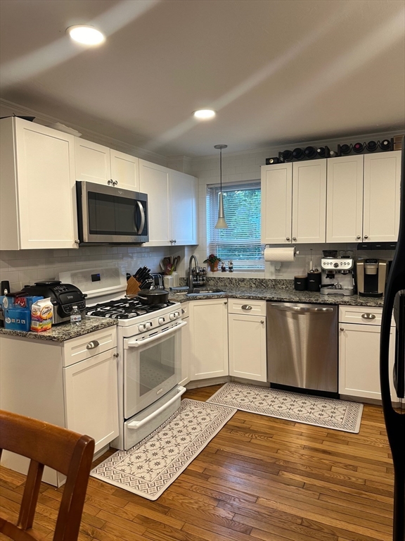 989 Washington St Property Photo 4