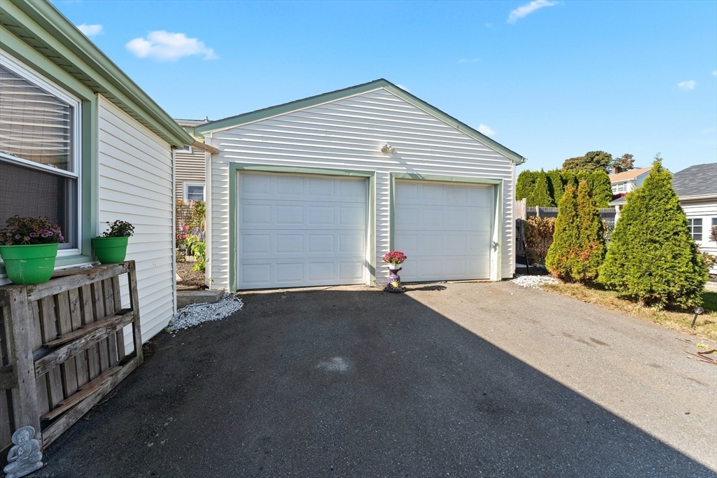 21 Aquidneck Ave Property Photo 10