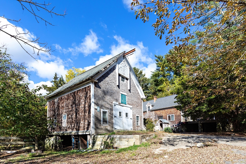 58 W Elm St Property Photo 1