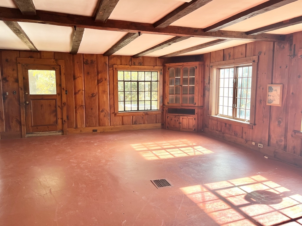 58 W Elm St Property Photo 4