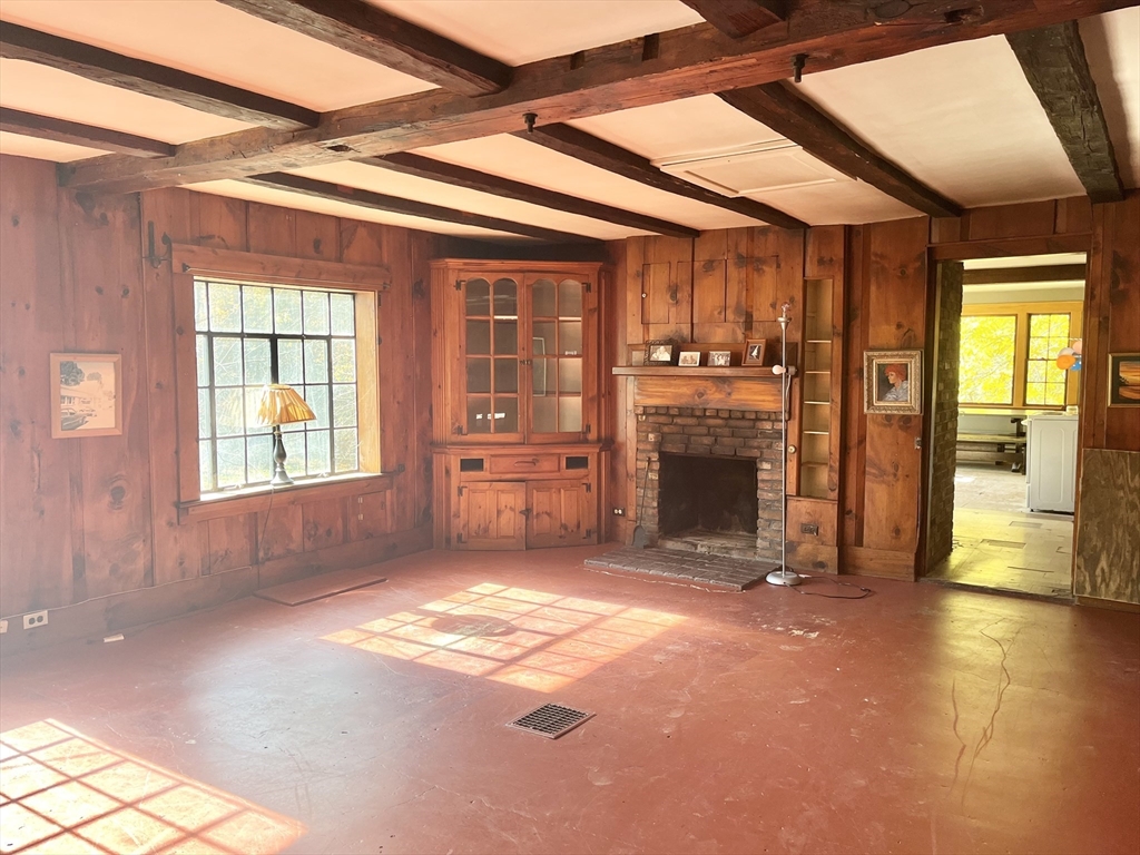 58 W Elm St Property Photo 5