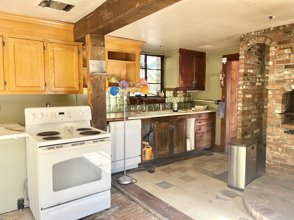 58 W Elm St Property Photo 8