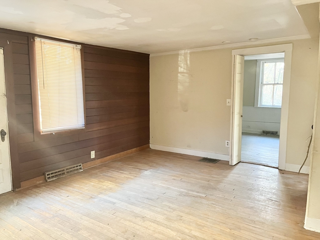 58 W Elm St Property Photo 9