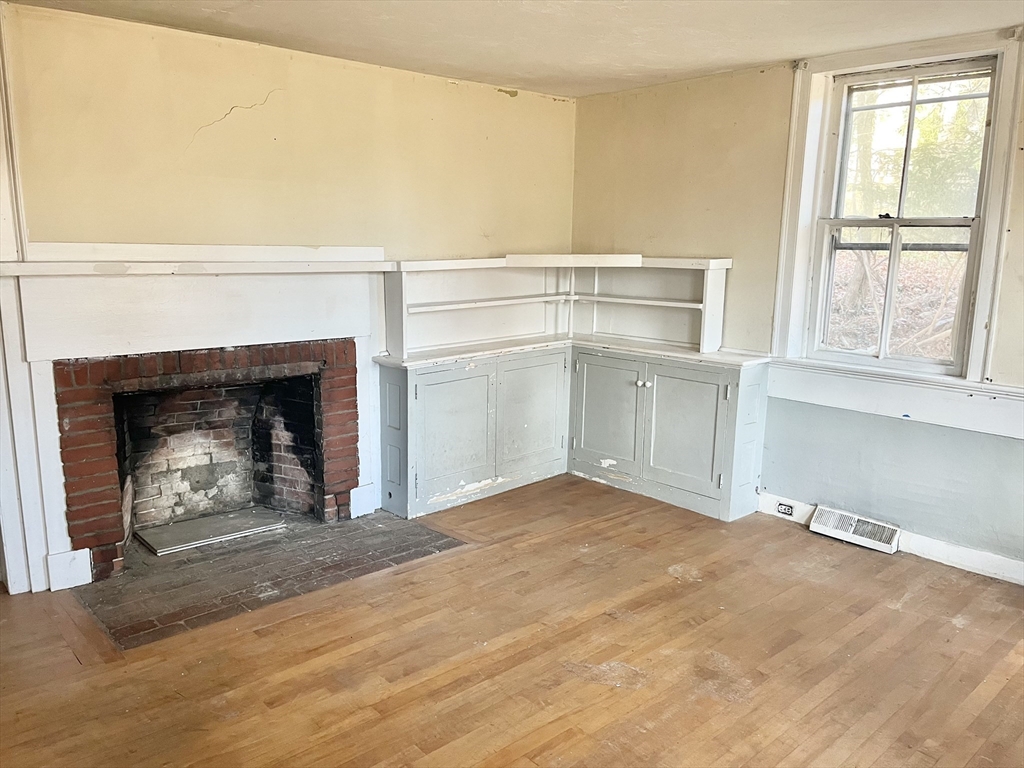 58 W Elm St Property Photo 10