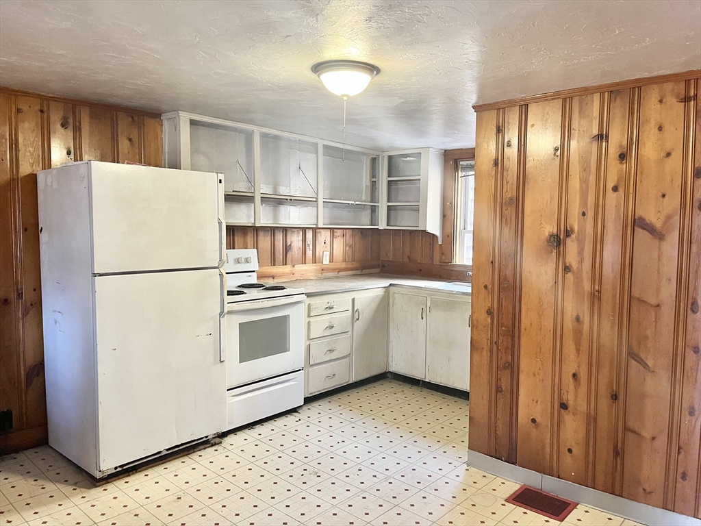 58 W Elm St Property Photo 12