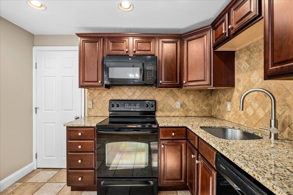 7 Neptune Dr Property Photo 10