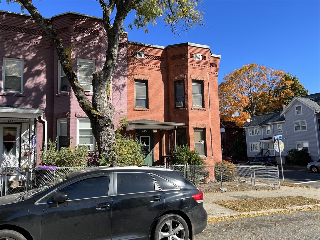 219 Suffolk Street Property Photo 3