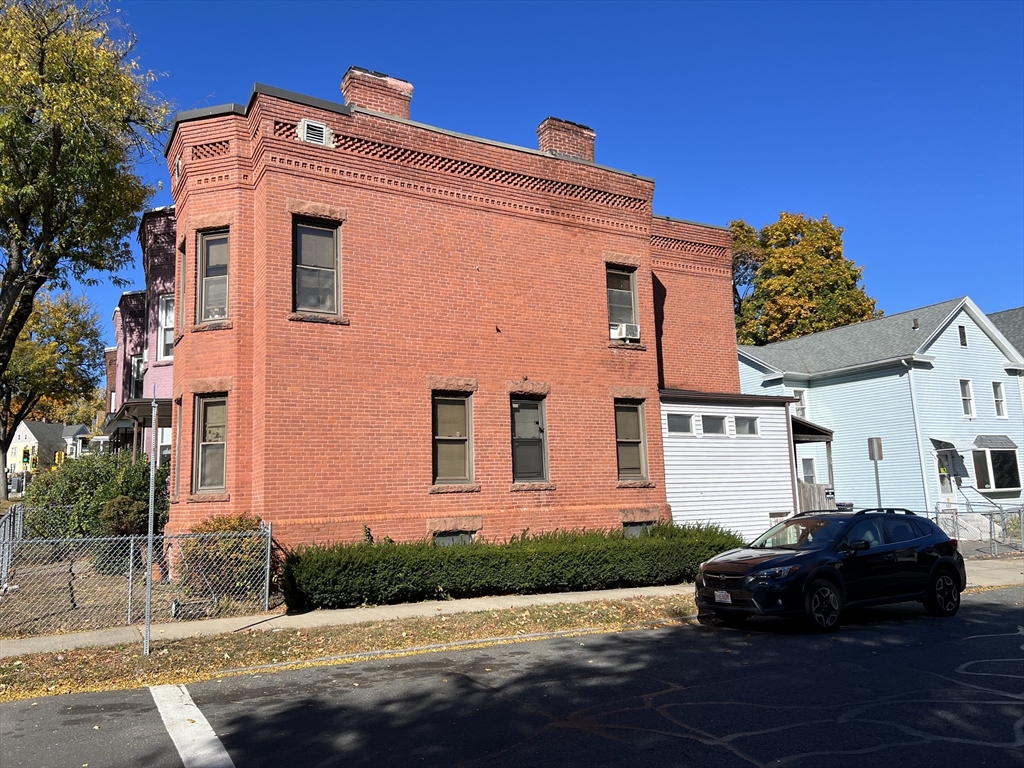 219 Suffolk Street Property Photo 6