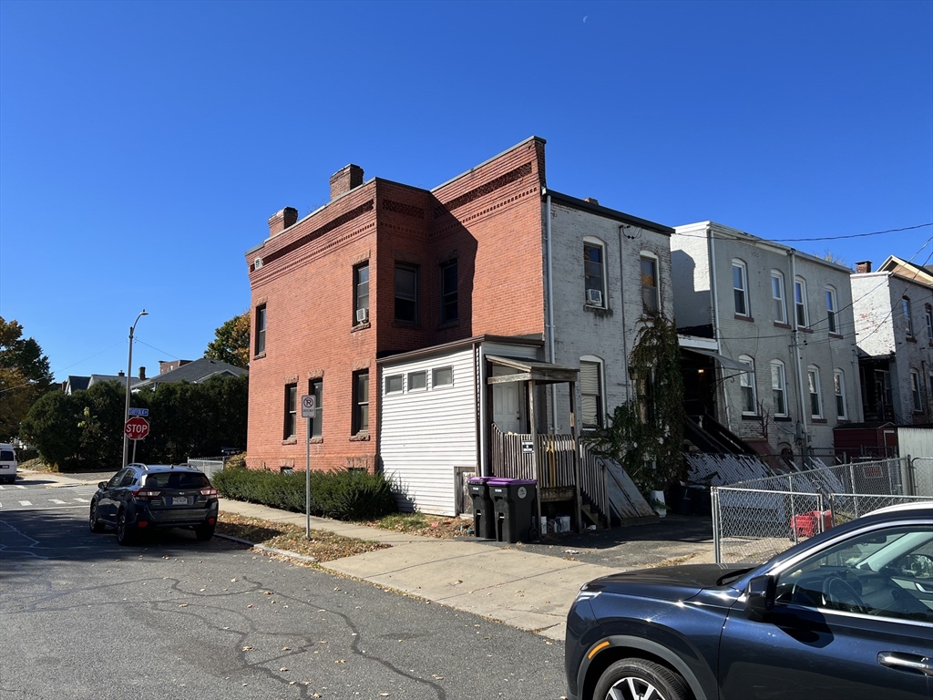 219 Suffolk Street Property Photo 8