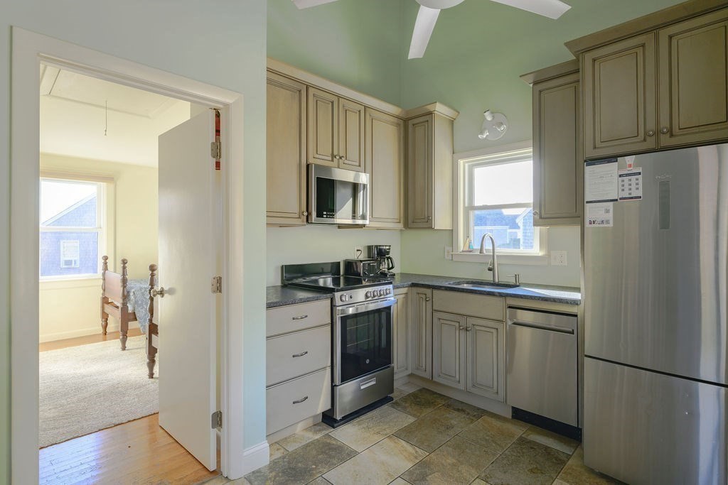 275 Kendrick Ave # T Property Photo 4