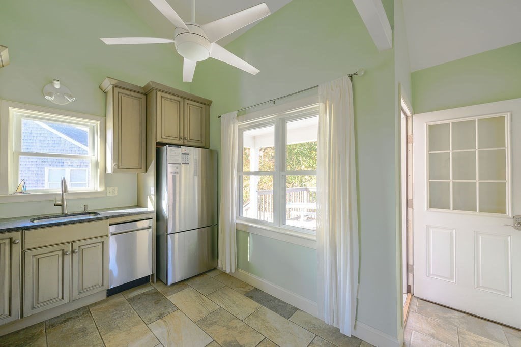 275 Kendrick Ave # T Property Photo 5