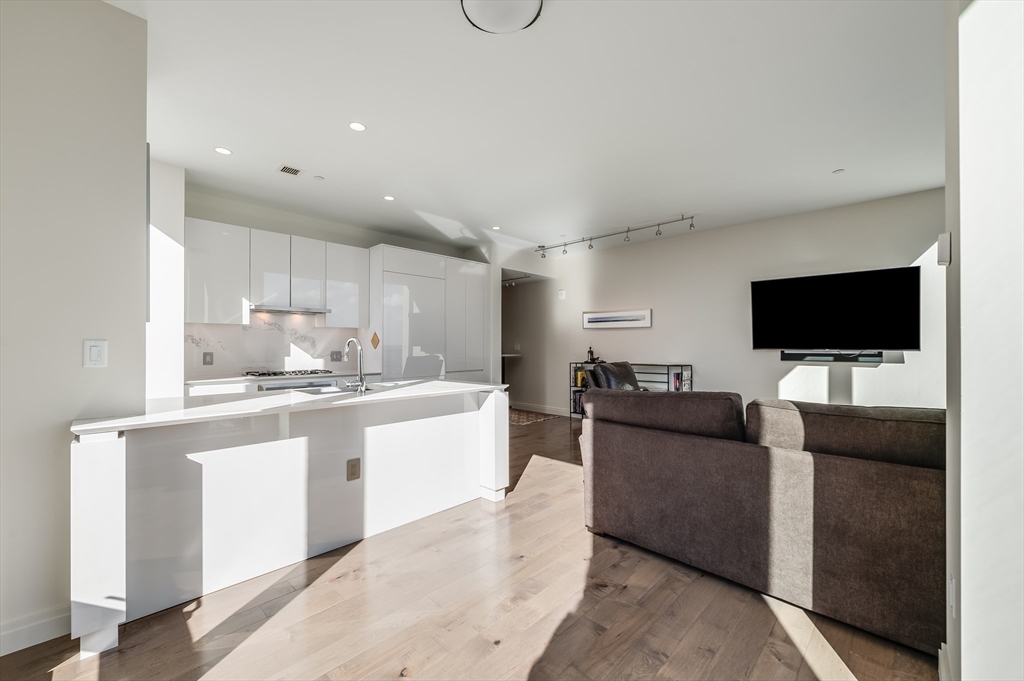133 Seaport Blvd # 1723 Property Photo 6