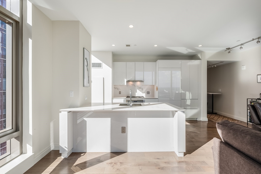 133 Seaport Blvd # 1723 Property Photo 7