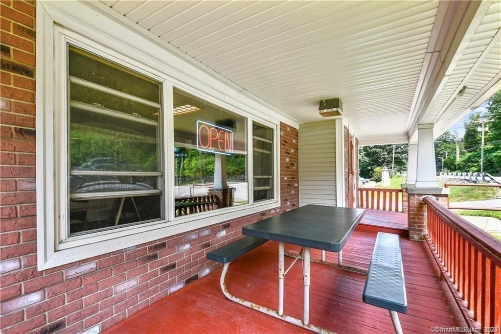 364 School St Property Photo 4