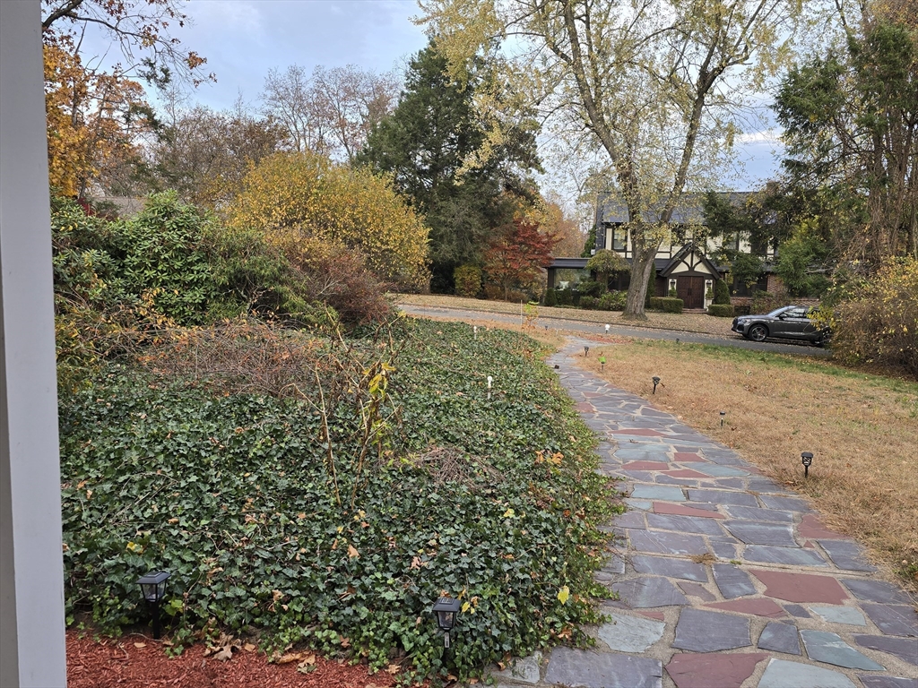 77 Central Park Dr Property Photo 2
