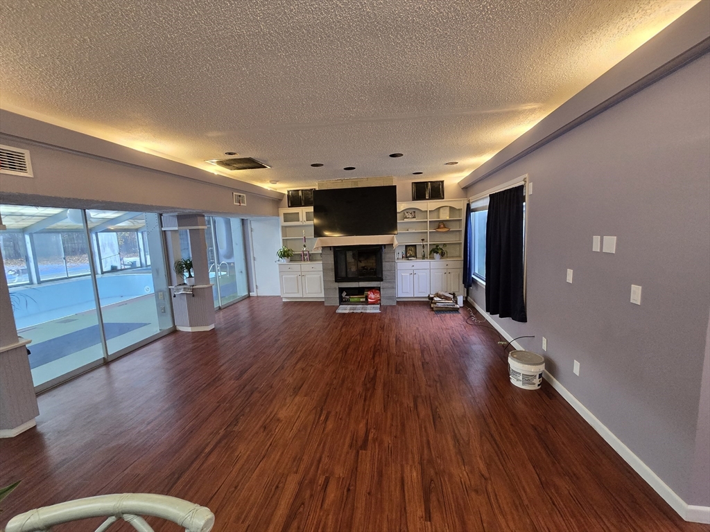 77 Central Park Dr Property Photo 5