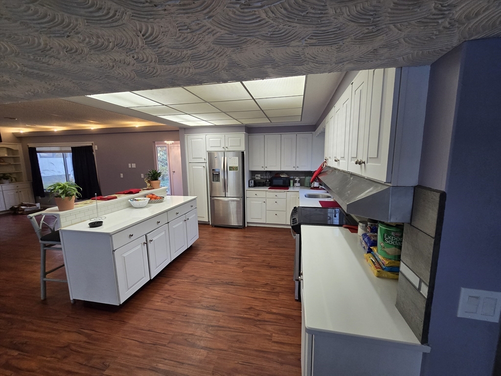 77 Central Park Dr Property Photo 11