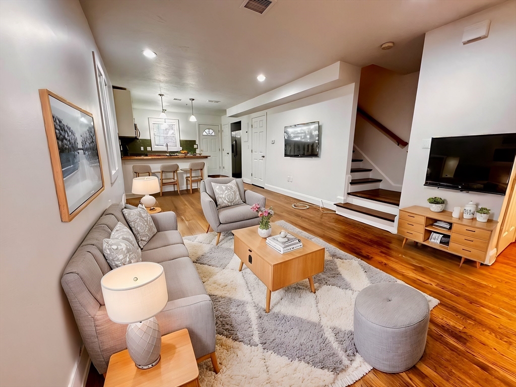 122 W 7th Street # B Property Photo 1