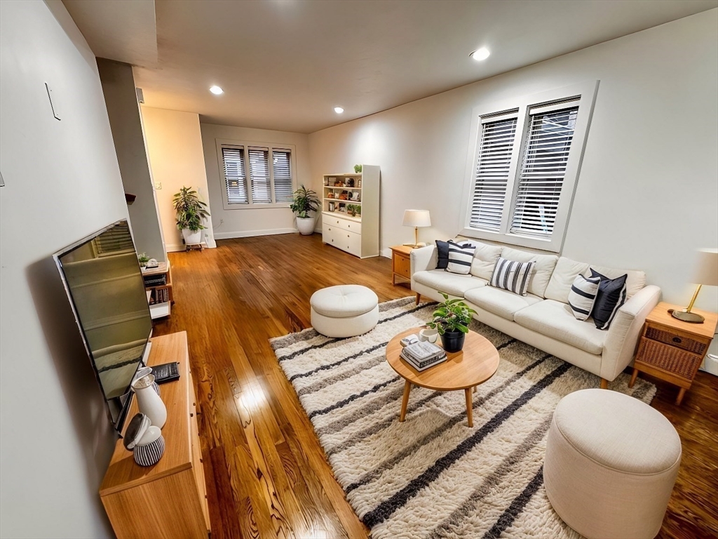 122 W 7th Street # B Property Photo 2