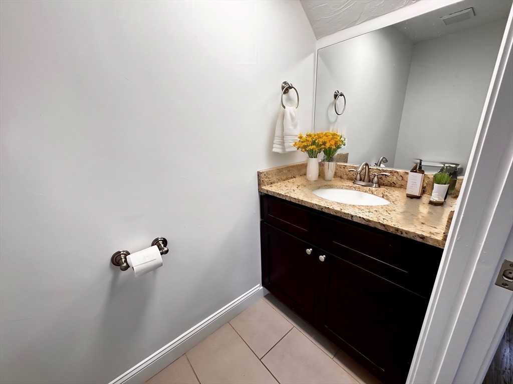 122 W 7th Street # B Property Photo 4