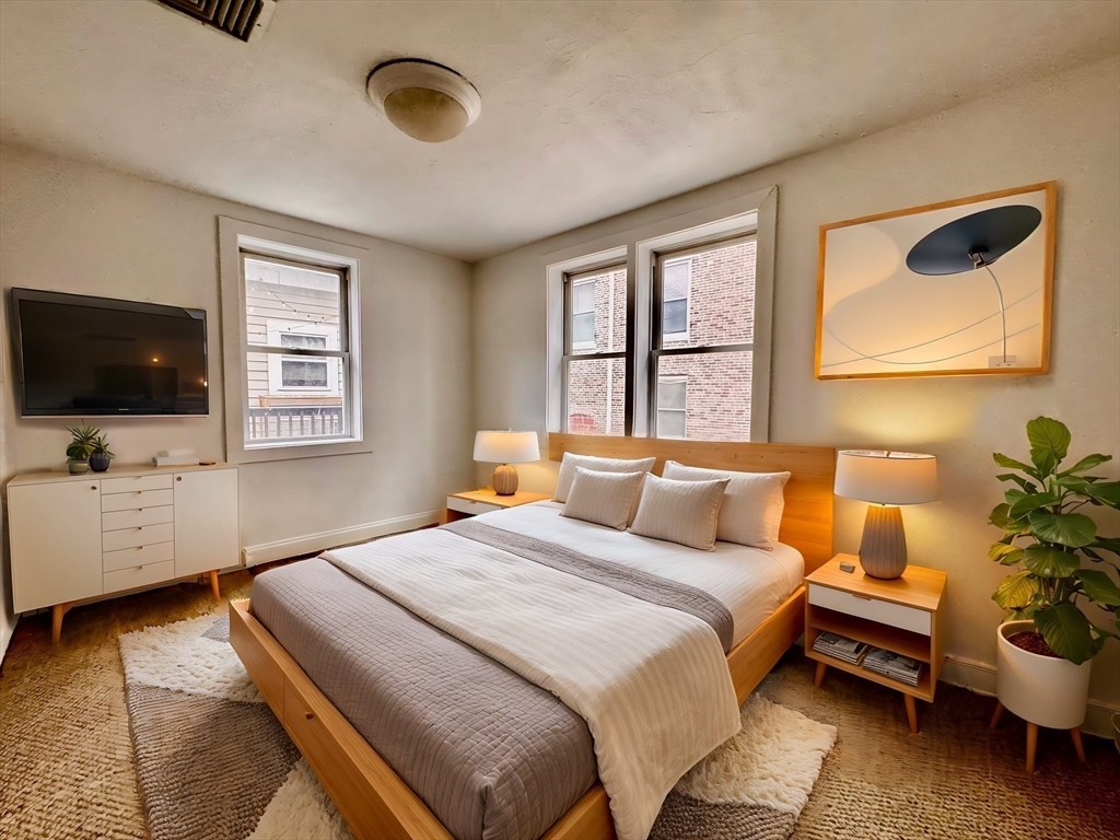 122 W 7th Street # B Property Photo 5