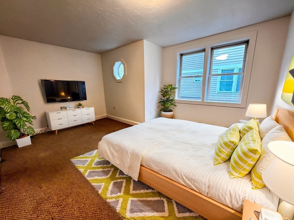 122 W 7th Street # B Property Photo 6
