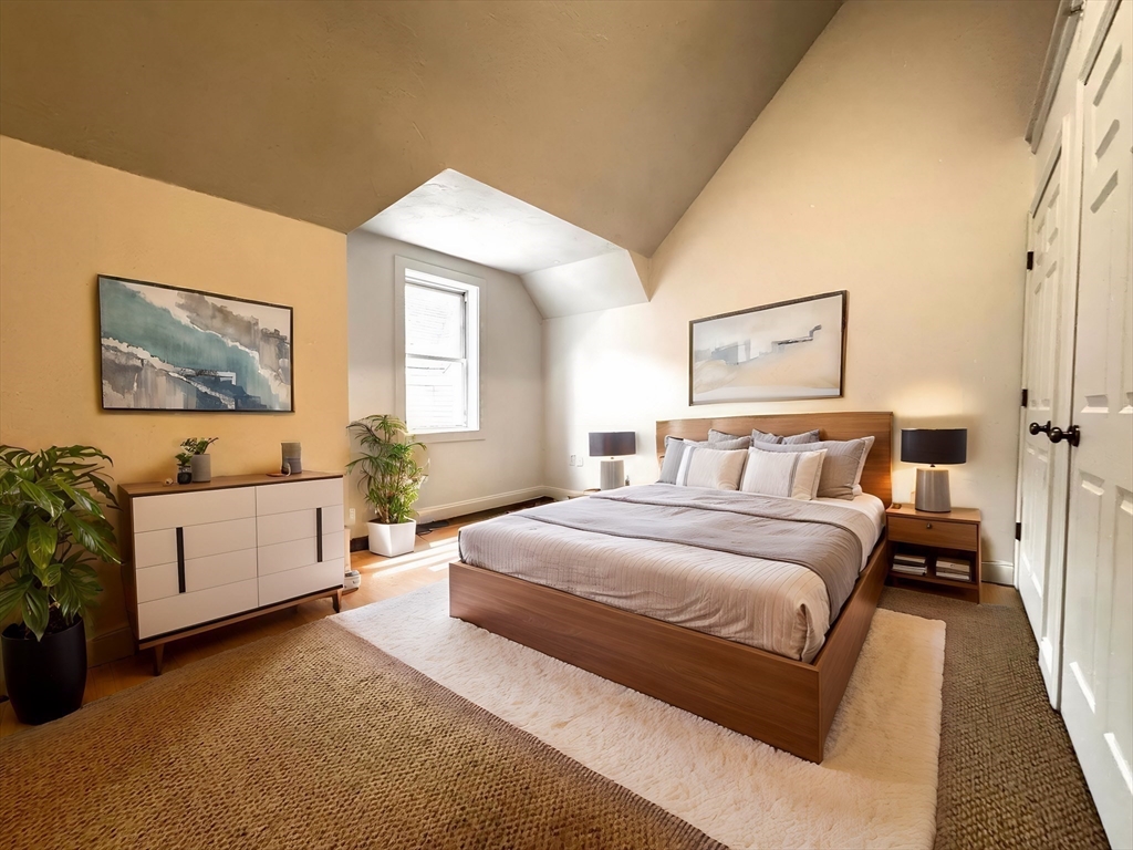 122 W 7th Street # B Property Photo 8