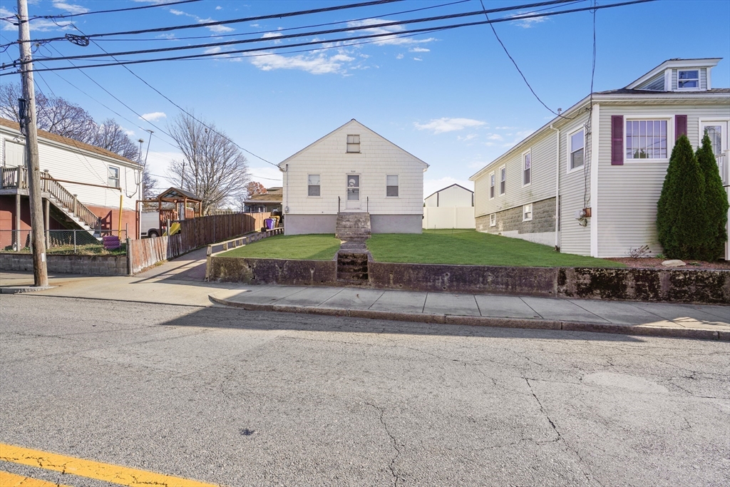 1688 Bay St Property Photo 3